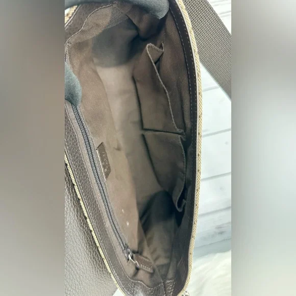 👜 Gucci GG Canvas Messenger Crossbody Bag - Picture 9 of 14